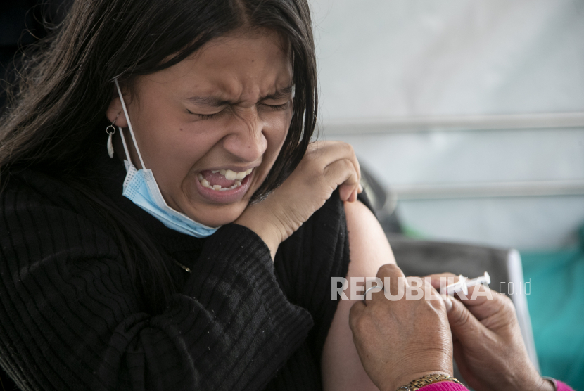 Reaksi seorang gadis saat menerima suntikan vaksin Pfizer-BioNTech untuk COVID-19 di Kathmandu, Nepal, Selasa, 23 November 2021. 