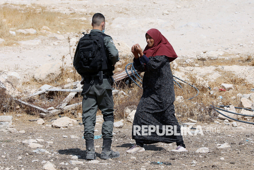 Seorang wanita Palestina melawan polisi perbatasan Israel ketika buldoser Israel menghancurkan sebuah rumah di daerah Masafer, Tepi Barat dekat Yatta, 2 September 2020.