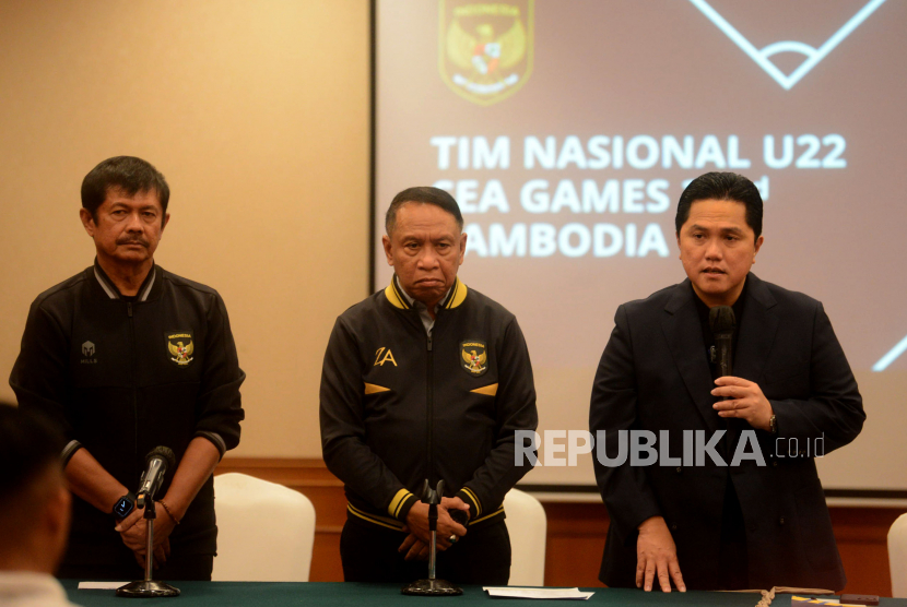 Ketua Umum PSSI Erick Thohir (kanan) memberikan paparan didampingi Waketum PSSI Zainudin Amali (tengah) dan pelatih timnas U-20, Indra Sjafri, belum lama ini. 