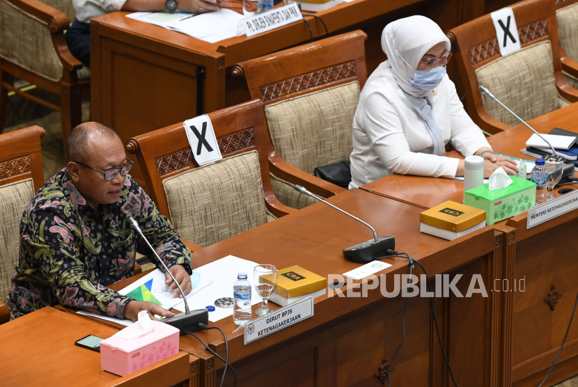 Menteri Tenaga Kerja Ida Fauziyah (kanan) bersama Dirut BPJS Ketenagakerjaan Agus Susanto (kiri) menyampaikan penjelasan terkait program subsidi pemerintah kepada pekerja dalam Rapat Dengar Pendapat dengan DPR Komisi IX DPR di Kompleks Parlemen Senayan, Jakarta, Rabu (26/8/2020). RDP tersebut diantaranya membahas program subsidi pemerintah kepada pekerja dengan upah dibawah Rp5juta dan evaluasi aturan hukum ketentuan BPJS Ketenagakerjaan untuk membantu peserta selama pandemi COVID-19.