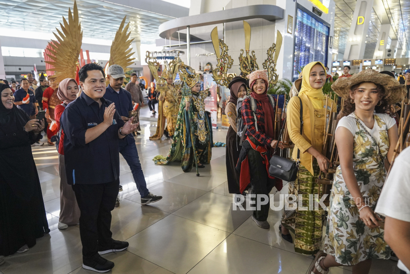 Menteri BUMN Erick Thohir (kedua kiri) saat menghadiri parade budaya dan flashmob angklung di Terminal 3 Bandara Soekarno Hatta, Tangerang, Banten, Rabu (16/8/2023). 