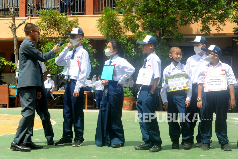 Sejumlah siswa baru mengikuti rangkaian kegiatan Masa Pengenalan Liingkungan Sekolah (MPLS). Dinas Pendidikan Jawa Timur Wilayah Kabupaten Sampang mengklaim 24 dari total 163 sekolah lanjutan atas (SLTA) di daerah itu telah menerapkan Kurikulum Merdeka.