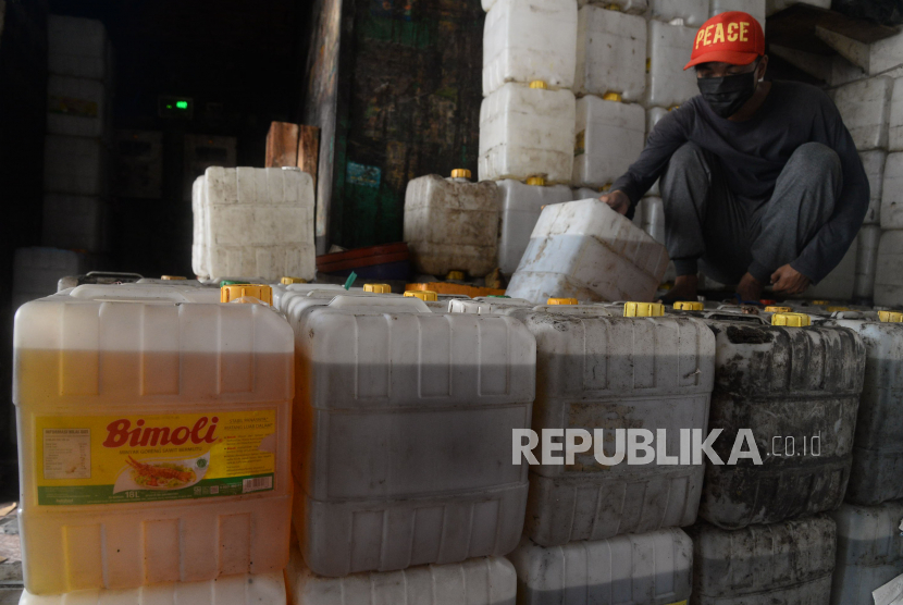 Pekerja menata jeriken minyak goreng di agen penjualan minyak goreng di Jakarta, Senin (1/11). Harga minyak goreng di tingkat konsumen dalam beberapa waktu terakhir mengalami kenaikan signifikan. Kemendag menyampaikan, kenaikan yang dirasakan masyarakat akibat naiknya harga minyak sawit (CPO) yang merupakan bahan baku minyak goreng.Prayogi/Republika.