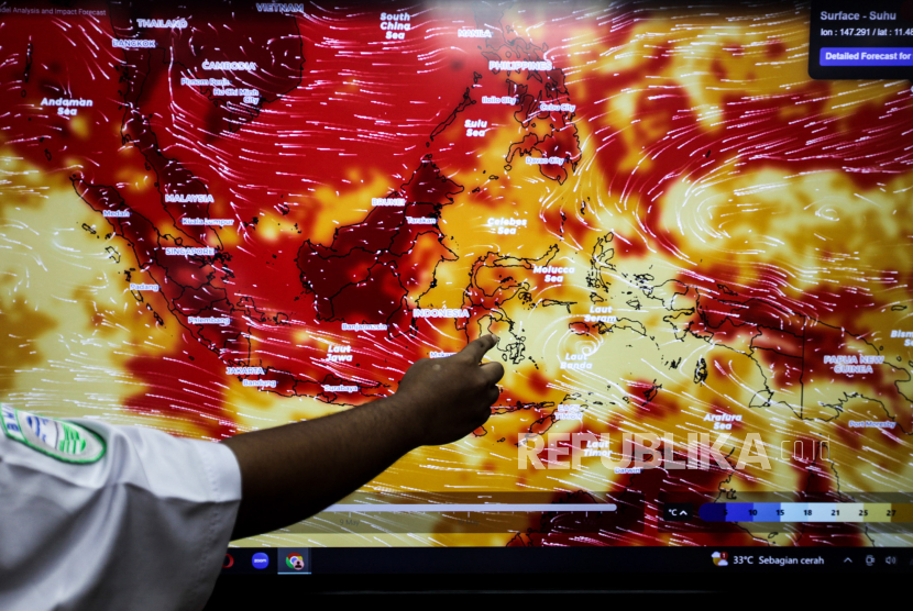 Petugas BMKG memberikan penjelasan pada layar yang menampilkan citra satelit cuaca mengenai suhu panas Indonesia di Kantor BMKG, Jakarta, Senin (6/5/2024).
