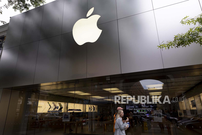 Pejalan kaki berjalan melewati toko Apple di Bethesda, Maryland, AS, 25 Agustus 2022. Apple Didenda Rp 294 Miliar karena Jual Iphone tanpa Charger