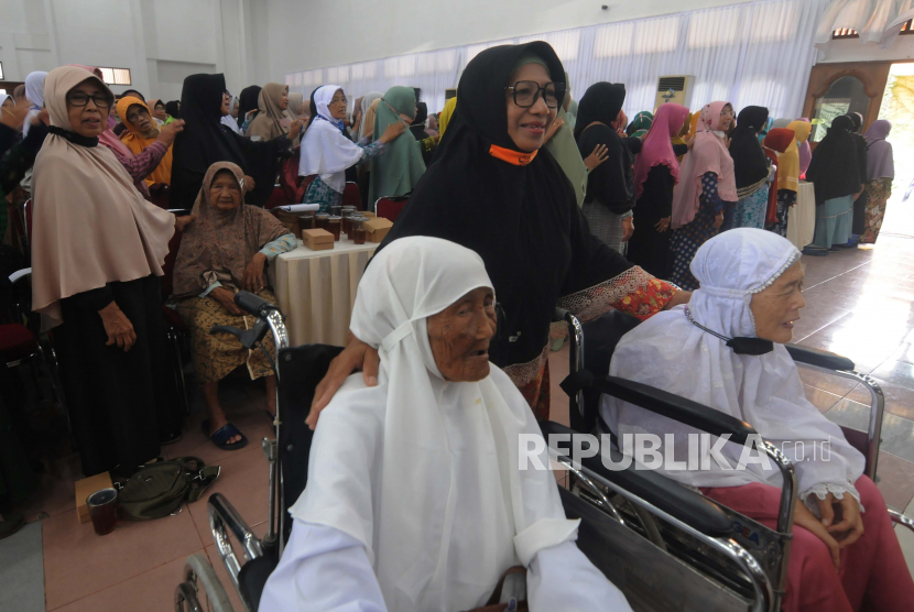 Sejumlah calon jemaah haji mengikuti bimbingan materi manasik haji di Klaten, Jawa Tengah, Selasa (9/5/2023). Kemenag Alihkan 24 Ribu Kuota Jamaah Haji yang Belum Bayar Bipih