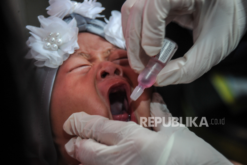 Tenaga kesehatan memberikan imunisasi polio kepada seorang balita di Puskesmas Dago, Bandung, Jawa Barat, Senin (21/11/2022). Kementerian Kesehatan mendeklarasikan Kejadian Luar Biasa (KLB) polio menyusul penemuan satu kasus polio tipe 2 di Aceh. 