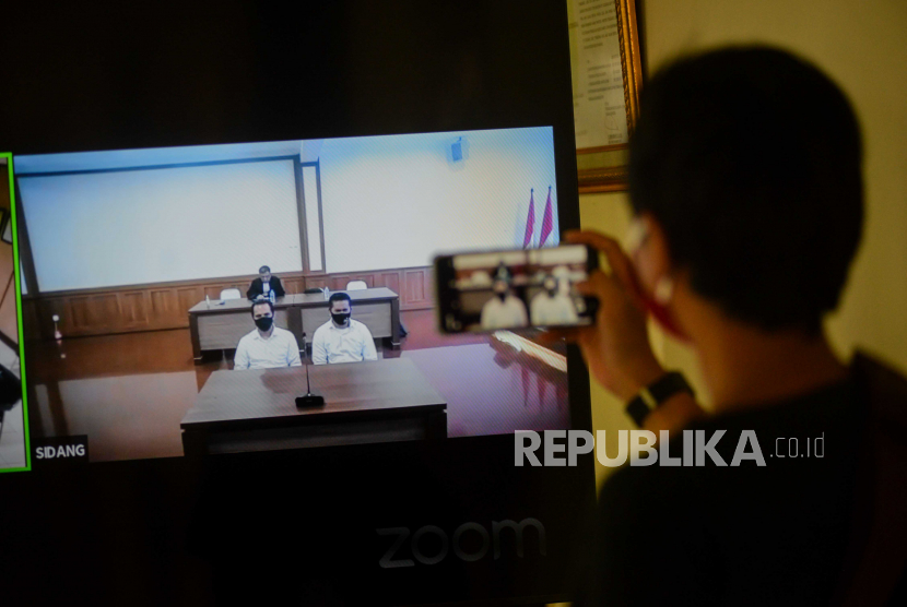 Jurnalis mengambil gambar sidang pembacaan putusan kasus penyiraman air keras terhadap penyidik Komisi Pemberantasan Korupsi (KPK) Novel Baswedan dengan terdakwa Rony Bugis dan Rahmat Kadir Mahulette yang dilaksanakan secara virtual di Pengadilan Negeri Jakarta Utara, Jakarta, Kamis (16/7).