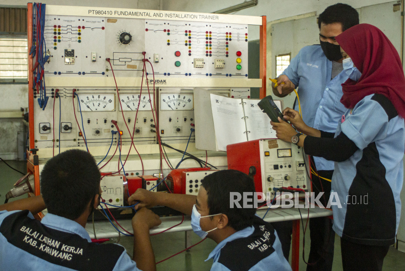 Peserta menyelesaikan rancangan instalasi listrik saat mengikuti pelatihan operator generator listrik di Balai Latihan Kerja (ilustrasi). Pemkot Tangerang dalam waktu dekat akan membentuk Balai Latihan Kerja (BLK) di 104 Kelurahan.