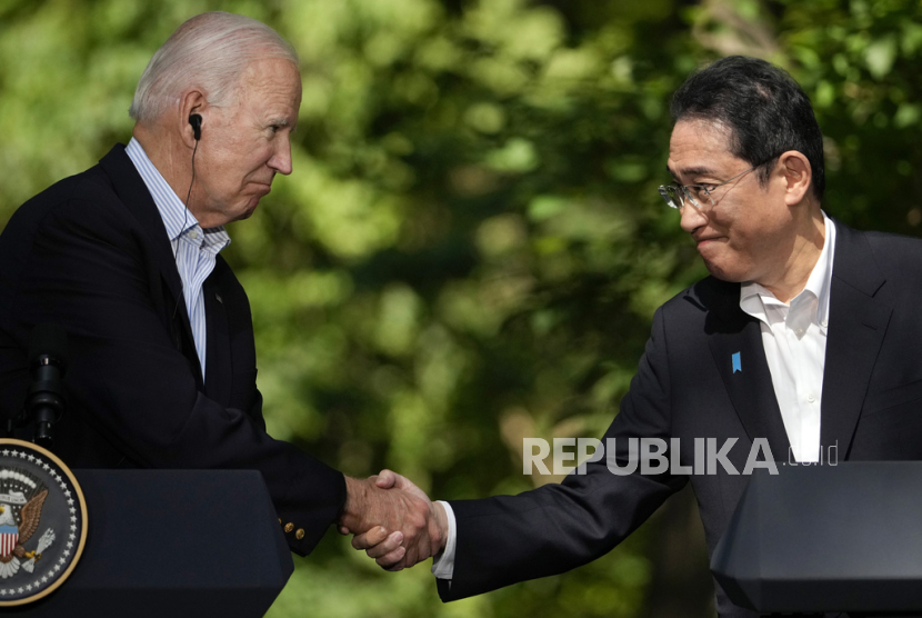 Presiden AS Joe Biden bersalaman denganPerdana Menteri Jepang Fumio Kishida. 