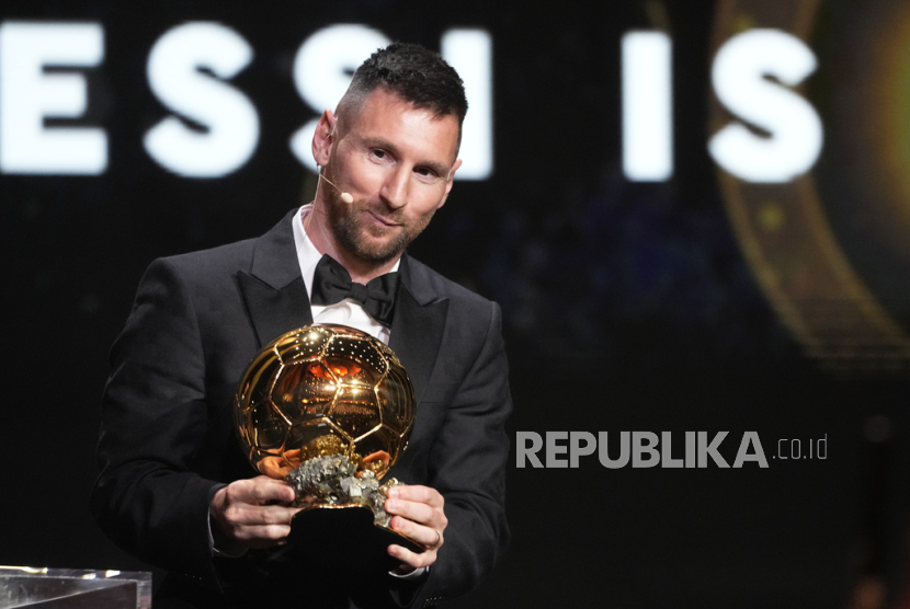 Lionel Messi meraih penghargaan Ballon d'Or 2023 yang digelar di Theatre du Chatelet, Paris, Prancis, Senin (30/10/2023) waktu setempat.