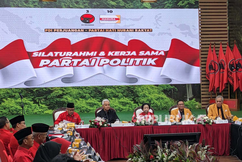 Ketua Umum PDIP Megawati Soekarnoputri dan Ketua Umum Partai Hanura Oesman Sapta Odang (OSO) resmi meneken kerja sama politik untuk mengusung Ganjar Pranowo sebagai bakal capres, di Kantor DPP PDIP, Jakarta, Senin (28/8/2023). 