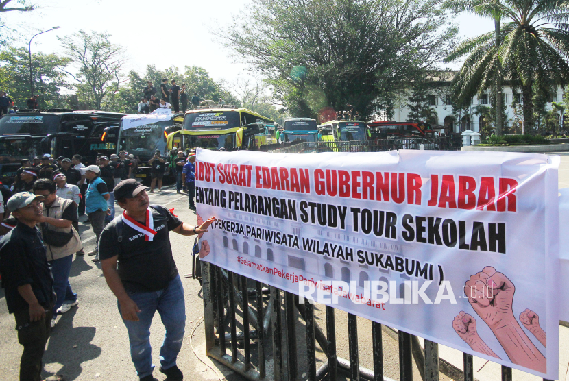 Ribuan pelaku usaha pariwisata di Jawa Barat (Jabar) menggeruduk Gedung Sate, Kota Bandung memprotes soal larangan study tour
