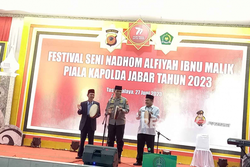 Kapoda Jabar Irjen Pol Akhmad Wiyagus membuka kegiatan festival seni nadhom alfiyah Ibnu Malik di Gedung Dakwah Kota Tasikmalaya, Selasa (27/6/2023).
