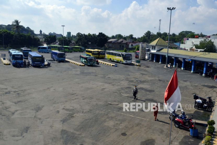 Sejumlah bus rute dalam kota terparkir di terminal Rajabasa Bandar Lampung, Lampung, Selasa (12/5/2020). Menurut petugas terminal sejak pandemik COVID-19, arus penumpang sepi dan menjelang lebaran Idul Fitri penumpang semakin menurun