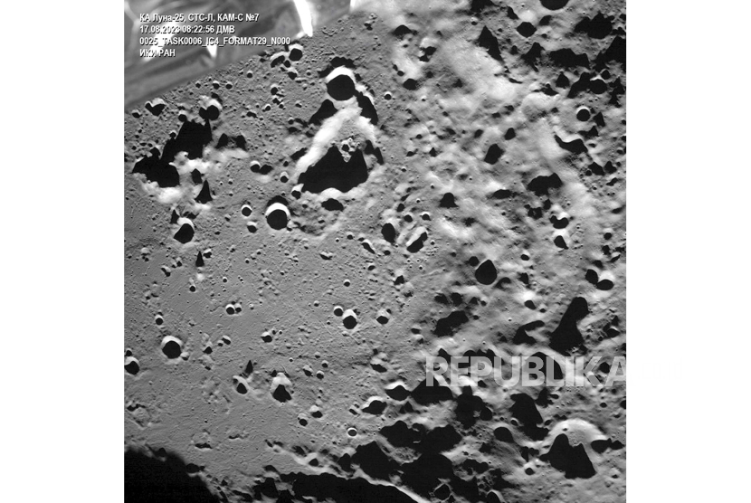 Mesin pesawat ruang angkasa dihidupkan pada akhir pekan untuk menempatkan Luna-25 ke “orbit pra-pendaratan” tetapi tidak dimatikan dengan benar, sehingga pendaratnya jatuh ke bulan.