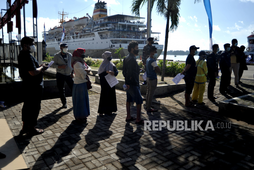 Sejumlah warga antre sebelum menjalani vaksinasi Covid-19 di Dermaga Timur Pelabuhan Benoa, Denpasar, Bali (ilustrasi)