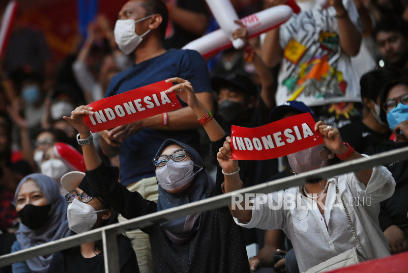 Sejumlah suporter meneriakkan dukungan untuk tim nasional basket Indonesia.