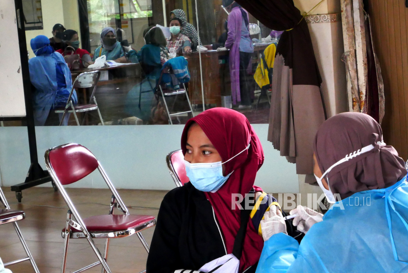 Warga mengikuti vaksinasi massal Covid-19 di Kalurahan Trihanggo, Sleman, Yogyakarta, Rabu (17/11). Untuk Provinsi Daerah Istimewa Yogyakarta, ada 3 dari 5 kapanewon/kota yang vaksinasi Covid-19 dosis 2 sudah mencapai angka 70 persen. Yakni Kapanewon Sleman, Kota Yogyakarta, dan Kapanewon Kulon Progo. Total sudah terdapat 2.344.757 jiwa di DIY yang menerima dosis kedua vaksin Covid-19.