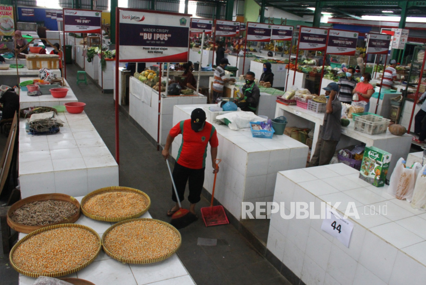 Pedagang menunggui barang jualannya di Pasar Klojen, Malang, Jawa Timur. Untuk mencegah wabah PMK, Pemkab Malang menutup semua pasar daging.
