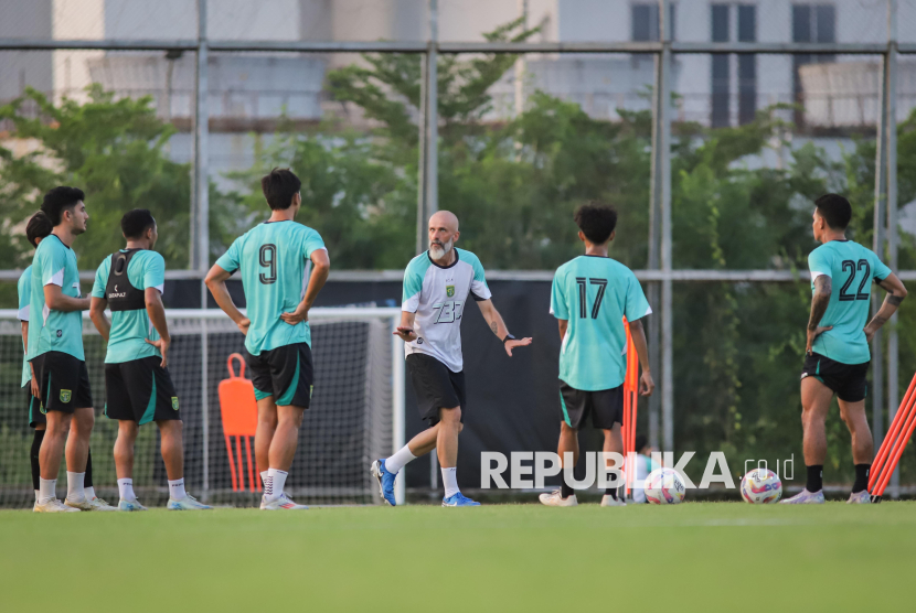 Pelatih kepala baru Persebaya Surabaya Eduardo Perez Moran (ketiga kanan) memberi arahan kepada pemain saat memimpin latihan perdana di Lapangan C Stadion Gelora Bung Tomo, Surabaya, Jawa Timur, Senin (23/6/2025). Tim berjuluk Bajul Ijo itu mengontrak pelatih kepala asal Spanyol, asisten pelatih sekaligus pelatih fisik asal Korea Selatan, dan pelatih kiper asal Brasil untuk menghadapi Kompetisi Liga 1 2025/2026. 