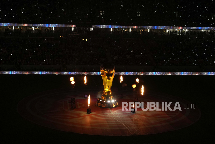 Replika raksasa Piala Dunia terlihat saat upacara pembukaan pertandingan sepak bola grup D Piala Dunia di Al Wakrah, Qatar, Selasa (22/11/2022).
