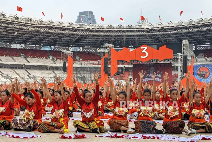 Putra Presiden pertama Republik Indonesia, Guruh Irianto Soekarnoputra meninjau gladi bersi puncak peringatan Bulan Bung Karno di Stadion Gelora Bung Karno (GBK), Jakarta, Sabtu (23/6/2023).