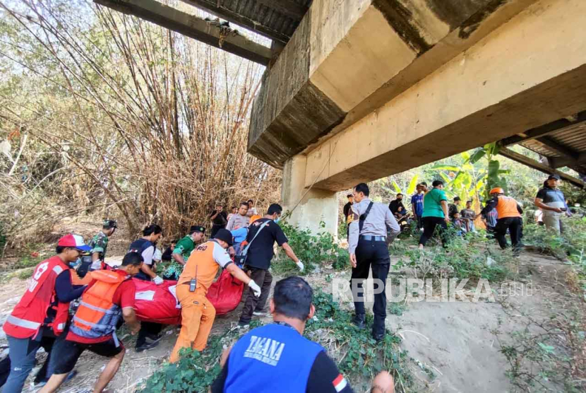 Evakuasi mayat pria tanpa identitas di aliran sungai Bengawan Solo di wilayah Sragen, Rabu (18/10/2023). 