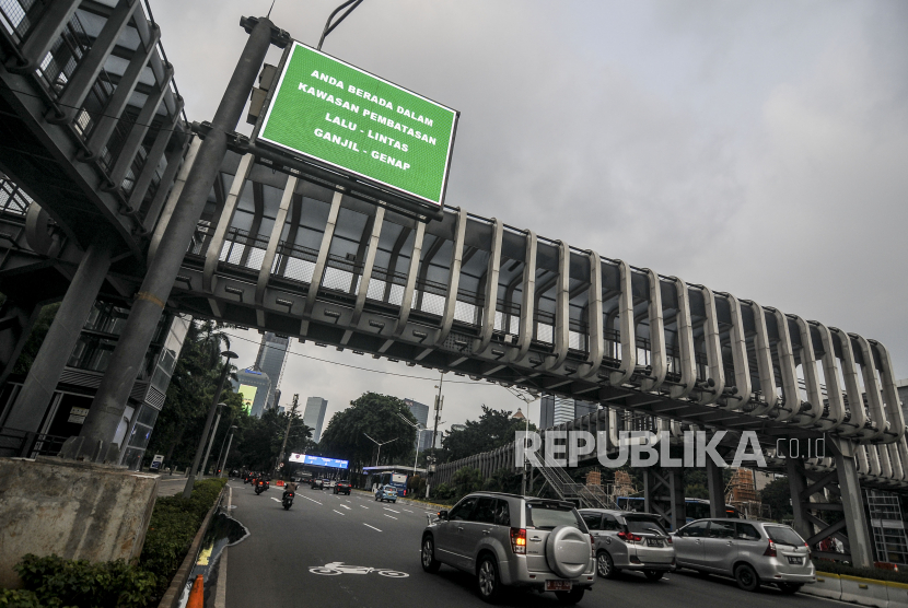 Sejumlah kendaraan melintas di Kawasan Sudirman, Jakarta, Selasa (10/11). Gubernur DKI Jakarta Anies Baswedan mengatakan, kasus positif Covid-19 dari klaster keluarga meningkat di Ibu Kota. Peningkatan ini berkaitan dengan kebijakan libur panjang akhir Oktober 2020.