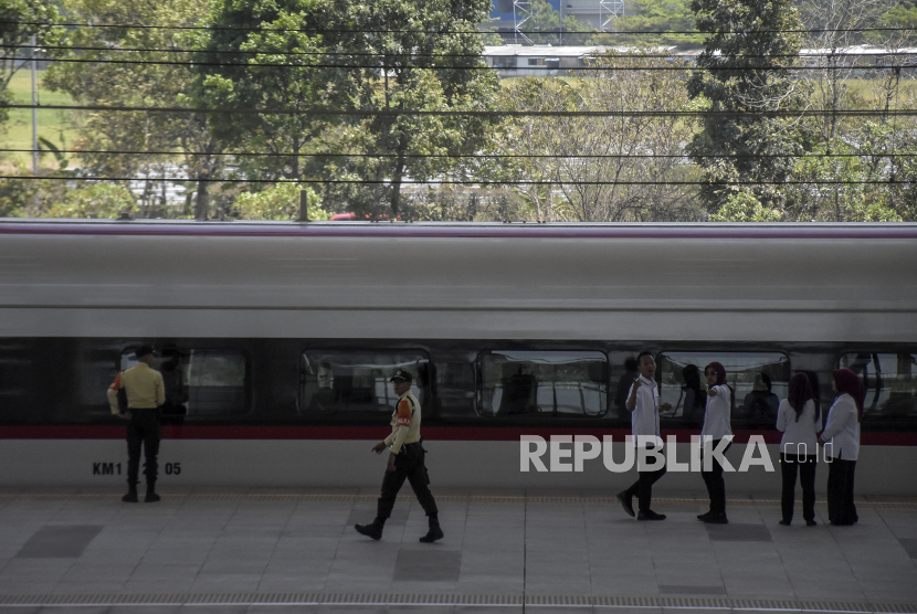 Petugas beraktivitas di dekat rangkaian electrical multiple unit (EMU) Kereta Cepat Jakarta Bandung (KCJB) Whoosh di Stasiun KCJB Tegalluar, Kabupaten Bandung, Jawa Barat, Senin (2/10/2023). Presiden Joko Widodo meresmikan KCJB yang diberi nama Whoosh (Waktu Hemat Operasi Optimal Sistem Hebat) pada hari ini, Senin (2/10/2023). Nantinya KCJB Whoosh akan mulai beroperasi delapan perjalanan per hari setelah diresmikan.