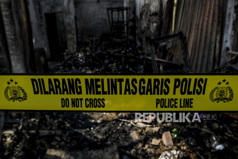 Garis polisi terpasang di lokasi kebakaran di Pasar Timbul, Tomang, Jakarta Barat, Jumat (7/8/2022). 