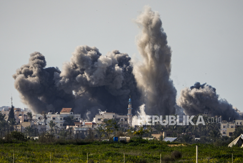 Asap dan ledakan menyusul pemboman Israel di Jalur Gaza, terlihat dari Israel selatan, Ahad (1/2/2024).