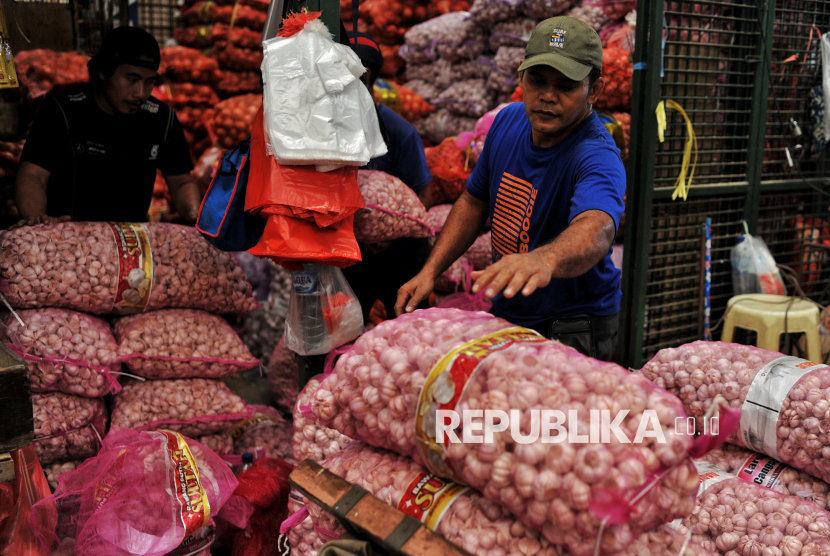 Pedagang bawang putih beraktivitas di Pasar Induk Kramat Jati, Jakarta Timur, Selasa (18/2/2025). 