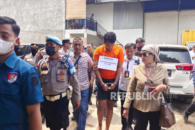 Tersangka pembunuhan ibu kandung dan aniaya ayah sendiri di Tapos, Kota Depok, Rifki Aziz Ramadhan (23 tahun) menjalani rekonstruksi kejadian pada Kamis (31/8/2023). 