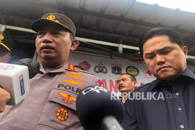 Kapolri Jenderal Listyo Sigit Prabowo bersama Menteri BUMN saat mengunjungi lokasi terdampak kebakaran Pertamina Plumpang di lokasi, Jumat (4/3). 