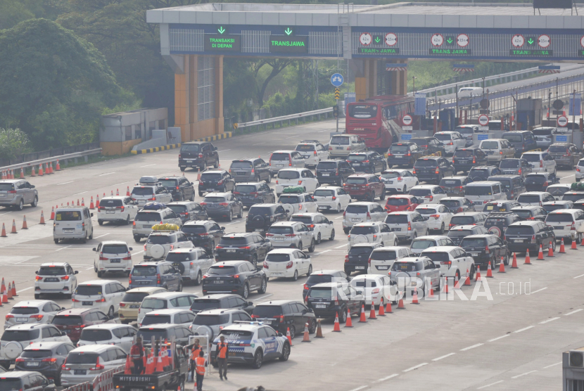 Sejumlah kendaraan pemudik mengurangi laju kendaraannya ketika memasuki Gerbang Tol Cikampek Utama, Jawa Barat, Sabtu (6/4/2024). Pada H-4 Lebaran ini, rekayasa lalu lintas masih diberlakukan di ruas tol trans jawa seperti sistem one way guna mengatasi kepadatan lalulintas. Tercatat pada hari ini hingga pukul 12.00  sebanyak 40.000 kendaraan meninggalkan Jakarta melalui Gerbang Tol (GT) Cikampek Utama.