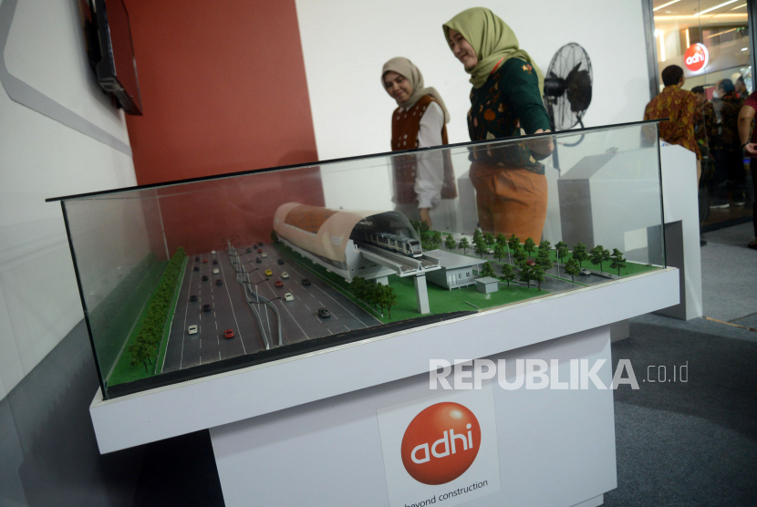 Pengunjung mengamati maket LRT di salah satu stand pada Adhi Expo di Gedung MTH 27 Office Suites, Jakarta, Rabu (1/3/2023).  