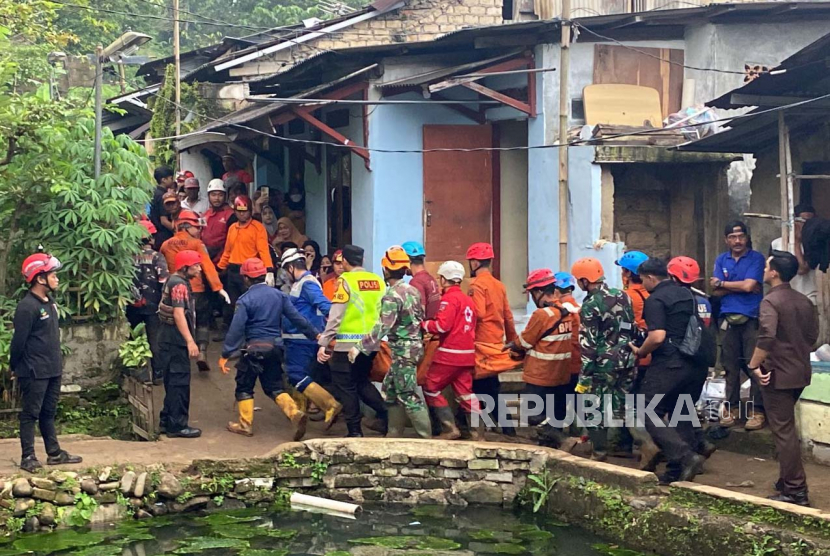 Tim Search and Rescue (SAR) gabungan berhasil menemukan dua dari empat korban tertimbun longsor, di Kampung Sirnasari, Kelurahan Empang, Kecamatan Bogor Selatan, Kota Bogor. Jerit tangis keluarga korban mengiringi ketika jasad korban dibawa ke RSUD Kota Bogor, Kamis (16/3/2023).