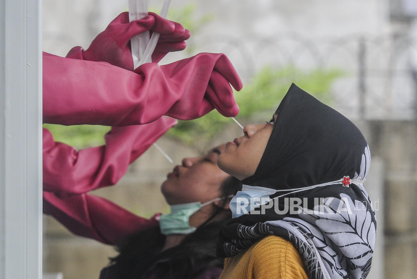 Warga menjalani swab test di kawasan Cilandak, Jakarta, Sabtu (3/10). Juru Bicara Pemerintah Penanganan Covid-19 Wiku Adisasmito mengatakan pemerintah terus berupaya meningkatkan kapasitas dan jumlah pemeriksaan covid-19 hingga mencapai target rekomendasi dari WHO yakni 1 berbanding 1000 penduduk per minggu.