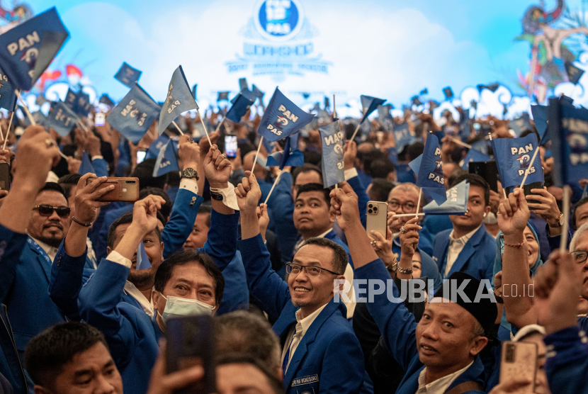 Sejumlah peserta Partai Amanat Nasional (PAN) mengibarkan bendera PAN saat menghadiri Rapat Koordinasi Nasional (Rakornas) PAN di Semarang, Jawa Tengah, Ahad (26/2/2023). Rakornas PAN 2023 yang digelar 26-27 Februari itu dihadiri sekitar 2.400 peserta beragendakan sejumlah lokakarya (workshop) politik serta konsolidasi  persiapan partai dalam menghadapi Pemilu 2024 serta rencana dukungan kepada sejumlah kandidat bakal Capres dan Cawapres yang diusung PAN pada Pilpres 2024. 