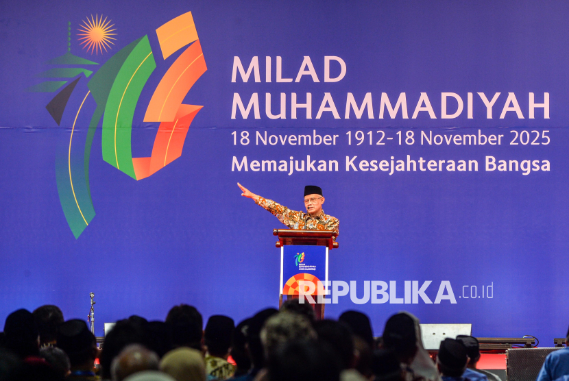Ketua Umum Pengurus Pusat Muhammadiyah Haedar Nashir memberikan pidato saat Milad ke-113 Muhammadiyah di Halaman Kampus Muhammadiyah Bandung, Jawa Barat, Selasa (18/11/2025). 