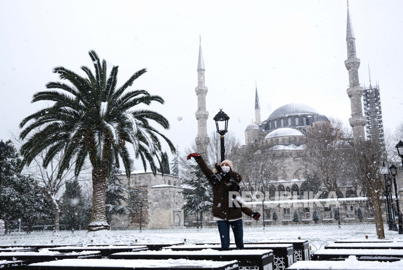 Obama: Masjid Sultanahmet Sangat Menakjubkan. Foto:  Orang-orang menikmati waktu mereka di depan Masjid Sultanahmet pada hari bersalju di Istanbul, Turki, 18 Januari 2021.