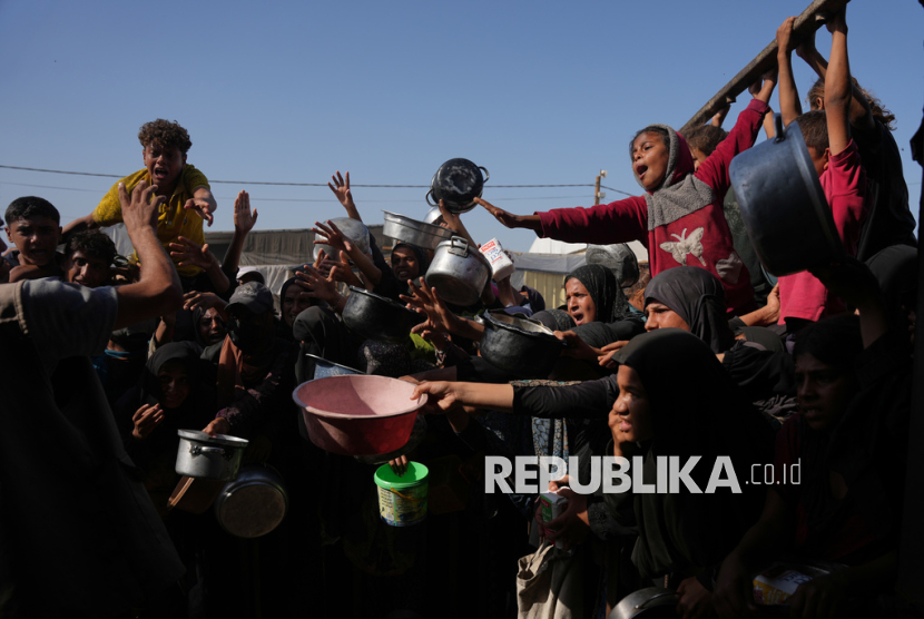 Bantuan Tersendat, Warga Gaza Berdesakan Antre untuk Dapatkan Makanan