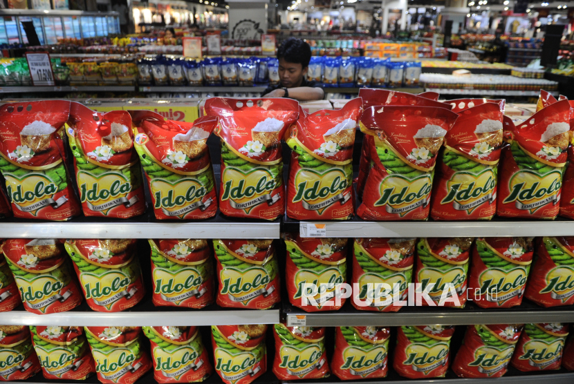 Petugas menata beras fortifikasi di salah satu ritel modern di Jakarta, Selasa (26/8/2025). Badan Pangan Nasional (Bapanas) mengungkapkan bahwa penyaluran beras Stabilisasi Pasokan dan Harga Pangan (SPHP) produksi Perum Bulog masih belum optimal. Berdasarkan hasil pemantauan pada 11–22 Agustus 2025, beras SPHP belum tersedia di sebagian besar pasar tradisional, ritel modern, kios pangan, Rumah Pangan Kita (RPK), dan Koperasi Desa/Kelurahan (Kopdes) Merah Putih yang dipantau. Selain itu, Bapanas juga mencatat kelangkaan beras premium di sejumlah ritel modern. Sebagian besar beras yang tersedia merupakan beras fortifikasi, yaitu beras yang diperkaya dengan zat gizi mikro seperti zat besi, asam folat, vitamin, dan zinc untuk meningkatkan status gizi masyarakat. Meski demikian, stok beras nasional terpantau aman. Perum Bulog memastikan ketersediaan stok beras saat ini mencapai 3,9 juta ton.