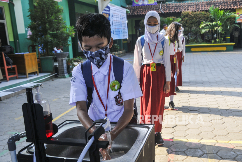 Sejumlah murid antre mencuci tangannya sebelum memasuki ruang kelas di SD N Negeri 6, Bekasi, Jawa Barat.  Dinas Pendidikan Kota Bekasi belum membahas mengenai nasib pembelajaran tatap muka (PTM) di tengah naiknya kasus Covid-19. 