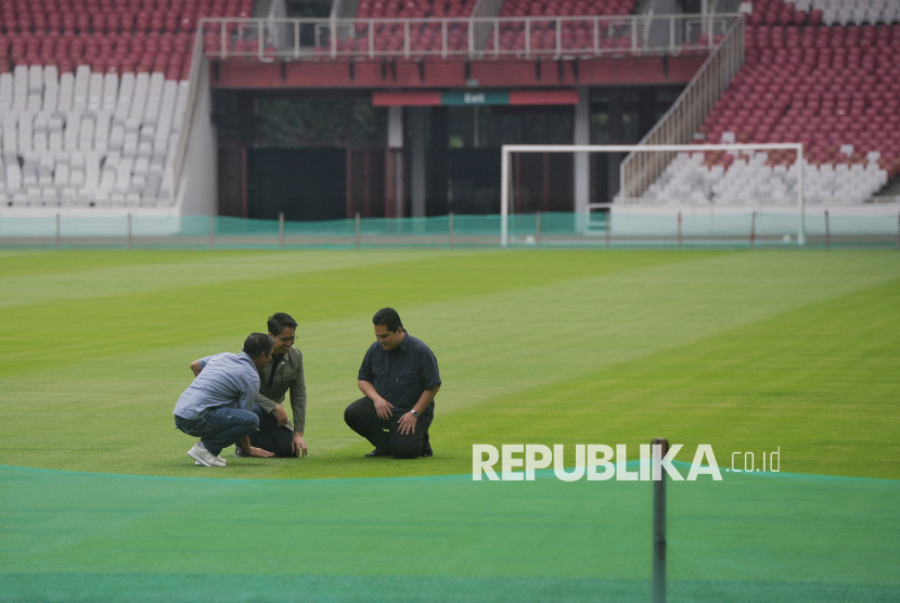 Ketua Umum PSSI Erick Thohir (kanan) bersama Direktur Utama Pusat Pengelolaan Komplek Gelora Bung Karno (PPK GBK) Rakhmadi Afif Kusumo (tengah) dan Sekjen PSSI Yunus Nusi (kiri) saat meninjau rumput lapangan Stadion Utama Gelora Bung Karno (SUGBK), Senayan, Jakarta, Jumat (8/11/2024). Pengecekan tersebut dalam rangka persiapan jelang laga Timnas Indonesia Vs Jepang pada 15 November mendatang.Dalam kesempatan tersebut Erick Thohir mengatakan rumput SUGBK saat ini dalam kondisi terbaik dan siap untuk digunakan Timnas Indonesia pada putaran ketiga Kualifikasi Piala Dunia 2026.