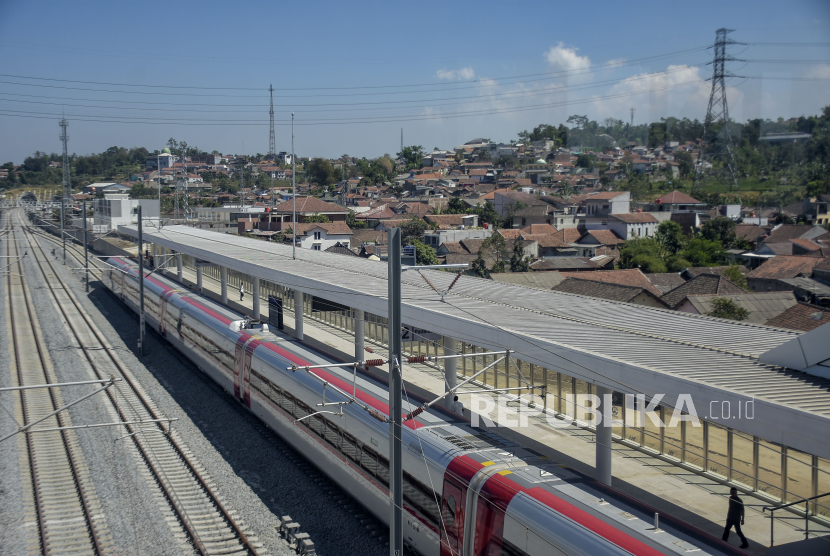 Rangkaian Electric Multiple Unit (EMU) Kereta Cepat Jakarta Bandung (KCJB) melaju di Stasiun KCJB Padalarang di Padalarang, Kabupaten Bandung Barat, Jawa Barat, Rabu (13/9/2023). Kementerian Perhubungan memastikan bahwa Kereta Cepat Jakarta Bandung (KCJB) akan diresmikan sekaligus beroperasi pada 1 Oktober 2023.