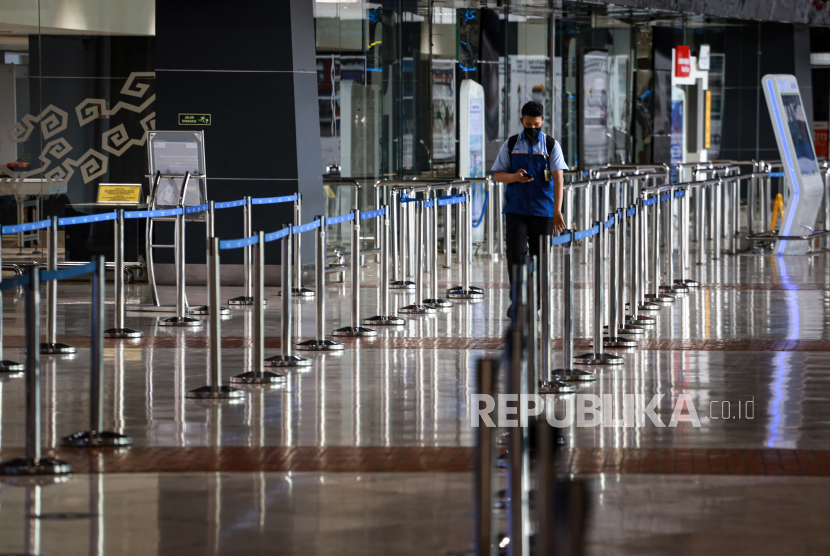 Seorang karyawan berjalan di area Terminal 2 Bandara Soekarno Hatta, Tangerang, Banten, Kamis (6/5). Pada hari pertama penerapan larangan mudik Idul Fitri 1442 H pada 6 hingga 17 Mei 2021, Bandara Soekarno Hatta terpantau sepi. 