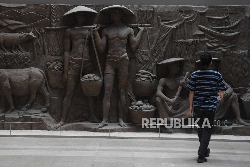 Seorang pengunjung mengamati relief patung yang ditemukan saat renovasi Mal Sarinah di Jakarta, Senin (21/3/2022). Mal pertama di Indonesia tersebut kembali dibuka untuk umum setelah selesai direnovasi sejak 2020. 