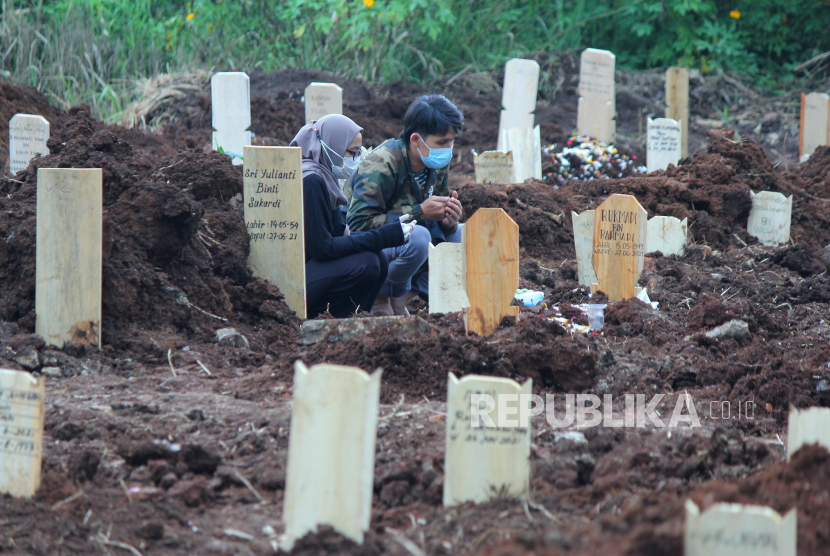 Pengunjung berdoa di tempat pemakaman khusus jenazah positif Covid-19 di TPU Cikadut, Kota Bandung.